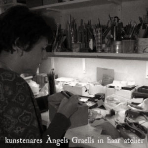 Kunstenares Angels Graells in haar atelier