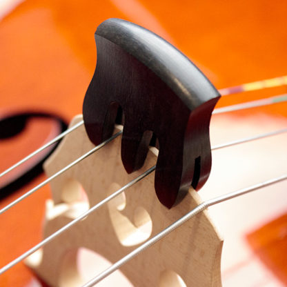 Cello Sourdine Ebbenhout - plaatsing op de cello kam